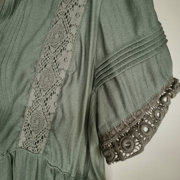 ๐๏ธ Ruffled Torrid Blouse Size 2 - Picture 4 of 5